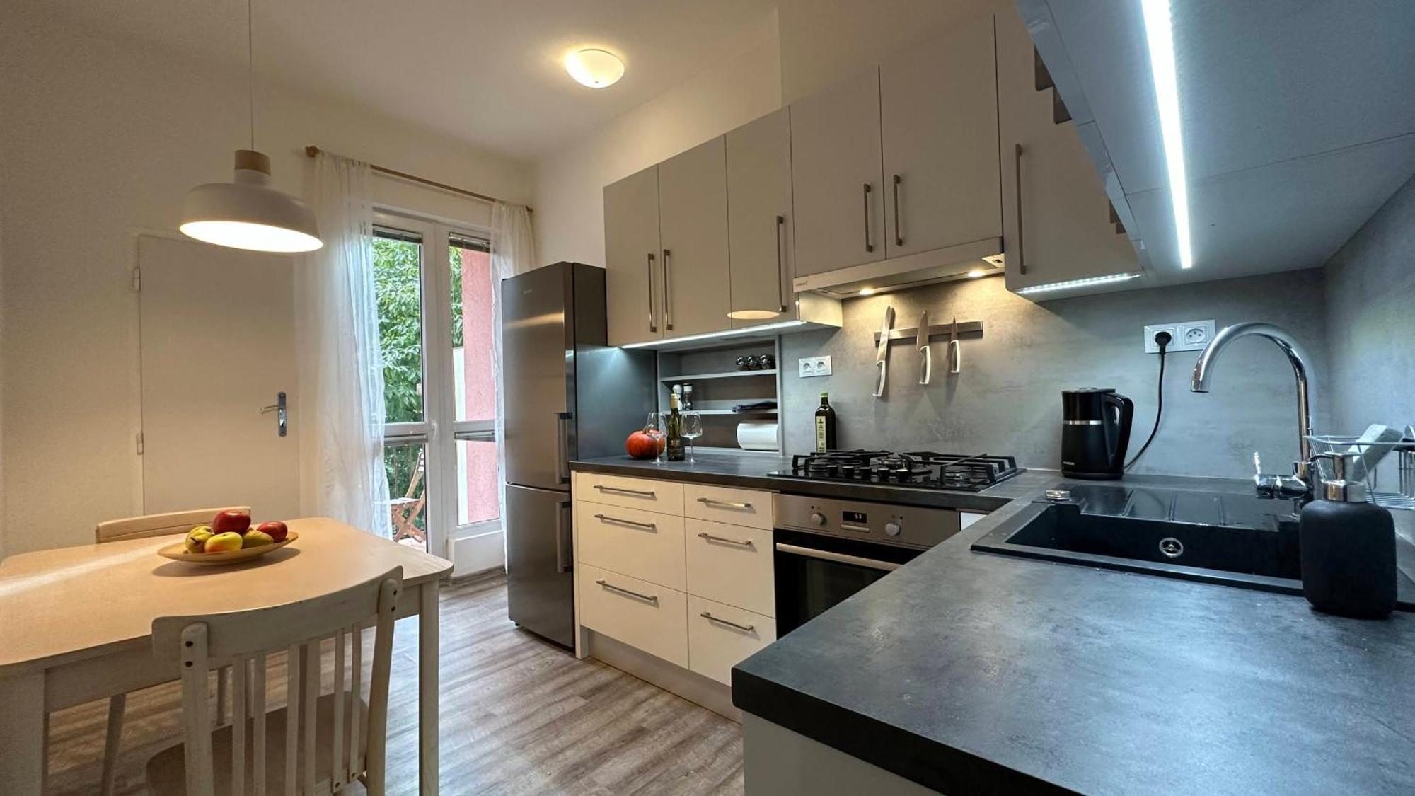 Apartman S Balkonem U Parku & 15 Minut Do Centra Brno Exterior photo